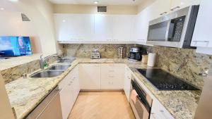 Luxurious and Spacious 2-Bedroom Condo Unit Downtown San Diego in the Heart of the Gaslamp Quarter - 30-Day Min