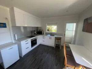 Pohutukawa Oasis - 1 bed apartment - Red Beach