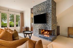 Central Queenstown lakeshore apt with courtyard