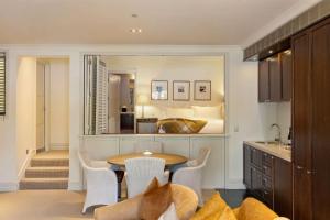 Central Queenstown lakeshore apt with courtyard