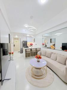 Le Luxe 102 by Ara li