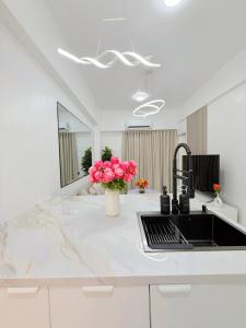 Le Luxe 102 by Ara li