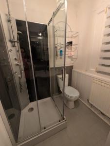 Maison atypique 5 couchages ,2 lits doubles et un lit simple ! avec un grand terrain !animaux bienvenus !wifi netflix écran plat 4k