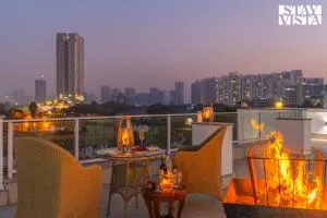 StayVista at Golfwood Manor with Terrace, BBQ, WiFi - Indraprast