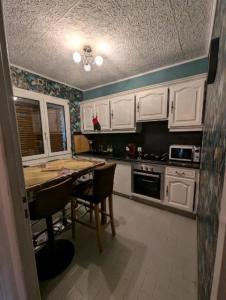 Maison atypique 5 couchages ,2 lits doubles et un lit simple ! avec un grand terrain !animaux bienvenus !wifi netflix écran plat 4k