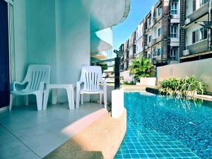 The beach bangsaen condo daily room Poolside
