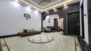 VacationBuddy 3 BR Home Paschim Vihar Jwala Heri