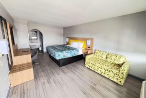 King Room with Roll-in Shower - Mobility Access/Non-Smoking room in Days Inn by Wyndham Gonzales