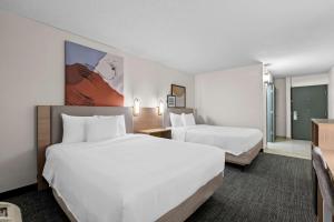Queen Room with Two Queen Beds and Accessible Tub - Mobility and Hearing Access room in Best Western Plus Philadelphia Bensalem Hotel
