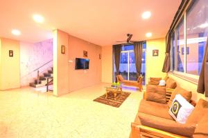 EMPYREAN STAY II 6BHK BRAMHA VILLA ll AC II PVT POOL II TERRACE VIEW II LUX