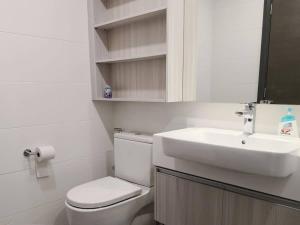 A Stylish High-Floor Suite Next to Komtar JBCC