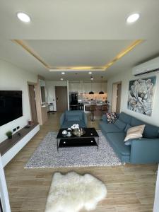 Condo with Roof top sea view