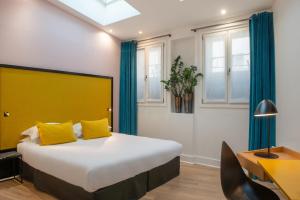 2 Adjacent Double Rooms Family Suite room in Arc De Triomphe