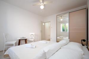 Seafront Stone Home With King Beds, Garden And Balcony