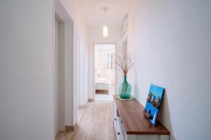 Seafront Stone Home With King Beds, Garden And Balcony