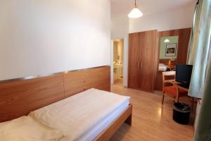 Budget Single Room room in An der Persiluhr Stadt-gut-Hotel