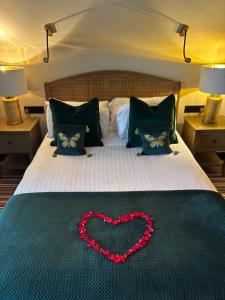 Luxury Lake Front Escape With Hot Tub