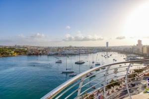 Seaview Luxury 3Br Apartment in Sliema