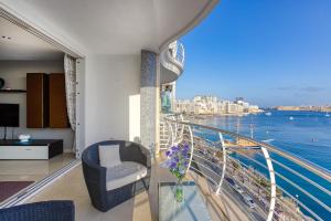 Seaview Luxury 3Br Apartment in Sliema