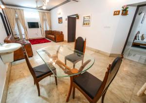 Pop Tavern Deluxe Villa Kovalom by VOYE HOMES