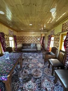 House boat house of common