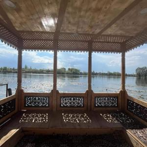 House boat house of common