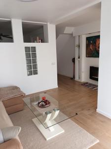 Agréable bungalow avec grande terrasse et piscine