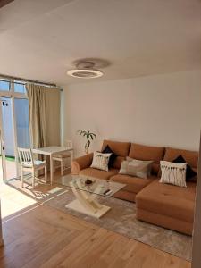 Agréable bungalow avec grande terrasse et piscine