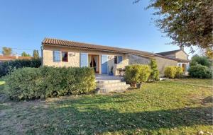 Maisons de vacances Awesome Home In Ambares Et Lagrave : photos des chambres