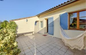 Maisons de vacances Awesome Home In Ambares Et Lagrave : photos des chambres