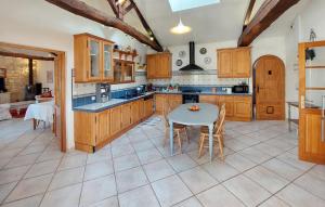 Maisons de vacances Awesome Home In Ambares Et Lagrave : photos des chambres