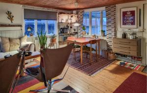 Lovely Home In Lidköping With Wifi