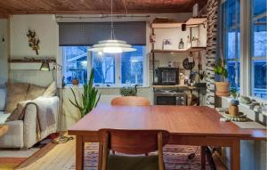 Lovely Home In Lidköping With Wifi