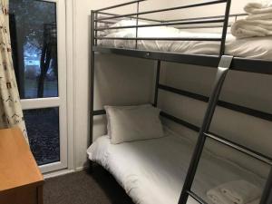 Coastal Chalet - Sleeps 6 - Pool - Parking