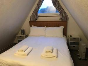 Coastal Chalet - Sleeps 6 - Pool - Parking