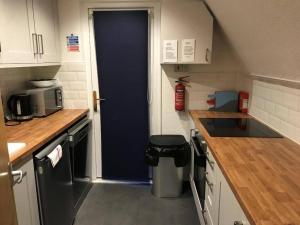 Coastal Chalet - Sleeps 6 - Pool - Parking