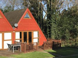 Coastal Chalet - Sleeps 6 - Pool - Parking