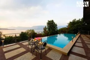 StayVista at Laguna Escape with Deck, Pool, Bathtub - Bhor