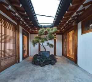 Lurury Hanok Stay Reflection