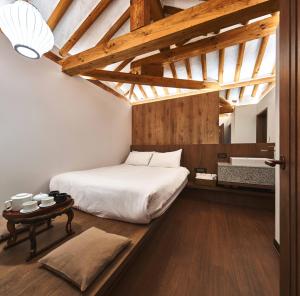 Lurury Hanok Stay Reflection