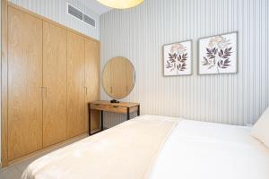 1BR The Crown Apartment by Blue Cloud Holidays