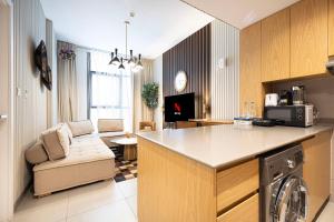 1BR The Crown Apartment by Blue Cloud Holidays