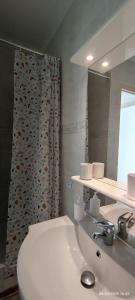 Appartement Type F2 climatise entre plage et port