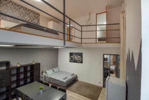 4 Room 2 Bathroom Super Central Large Home with AC