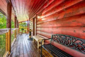 Rustic Cabin - Gorgeous Mountain Views, King Beds, Hot Tub, and only minutes to Dollywood