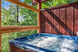 Rustic Cabin - Gorgeous Mountain Views, King Beds, Hot Tub, and only minutes to Dollywood