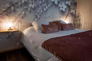 B&B / Chambres d'hotes La Chambre Enchantee : Suite Lit King-Size