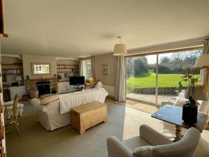 Spacious detached home sleeps 6 adults 2 children