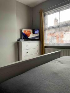 Whole House - 5 mins to train station, M1 & M69