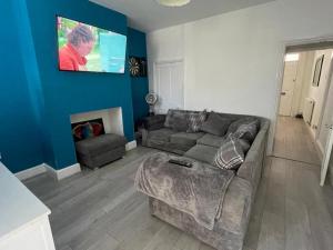Whole House - 5 mins to train station, M1 & M69